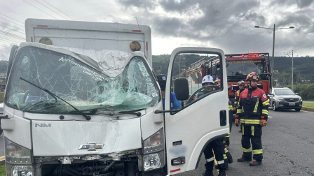 Un camión chocó en la Autopista General Rumiñahui y ocasionó fuerte congestión.