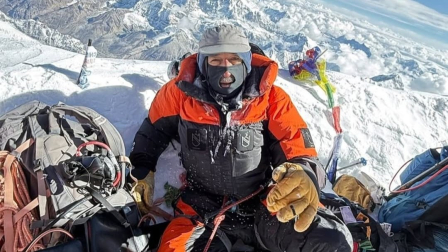 Su historia refleja el riesgo del montañismo extremo, pero también la determinación de seguir adelante incluso después de enfrentar la muerte.
