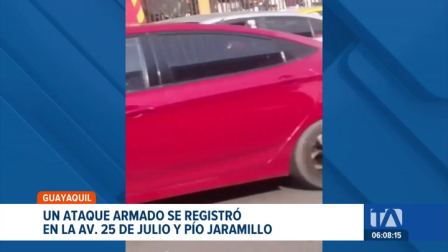Un hombre fue blanco de un atentado en la Av. 25 de Julio, sur de Guayaquil. Se realizó el levantamiento de indicios lo que provocó el cierre parcial de la vía. Un reportaje de Camila Guevara