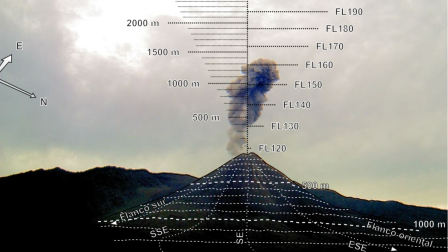 El volcán Reventador expulsó material piroclástico este martes 21 de abril.
