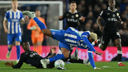 Moisés Caicedo, volante del Chelsea, marca a un rival del Brighton, el martes 21 de abril, por la Premier League