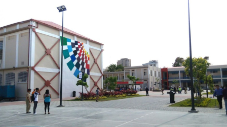 Fachada del colegio Vicente Rocafuerte, uno de los planteles emblemáticos de Guayaquil.