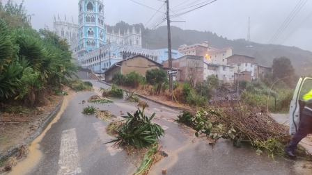 Mujer sobrevive tras quedar atrapada en el colapso de una vivienda