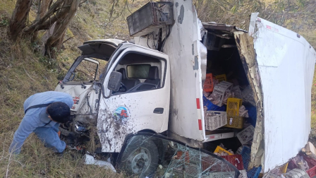 Un camión cayó al barranco en la vía ecológica de Ambato.