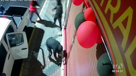 Delincuentes forzaron las seguridades de un establecimiento utilizando el balde de una camioneta para saquear un local en Calderón. Un reportaje de Gustavo Jaramillo