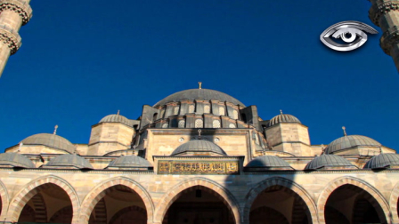 En Estambul, los oficios tradicionales resisten el paso del tiempo. Alfombras tejidas a mano, la técnica del ebru y la fabricación artesanal de platillos mantienen viva una herencia cultural única. Cada pieza exige paciencia, precisión y meses, incluso años de trabajo.