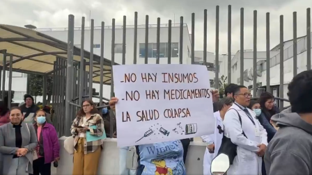 Los médicos protestaron en los exteriores del Hospital Pablo Arturo Suárez, en el norte de Quito.