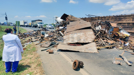 Una plataforma que transportaba varilla y chatarra se volcó a la altura de las bodegas Almax.