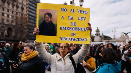 Cientos de personas protestan contra gobierno de Javier Milei.