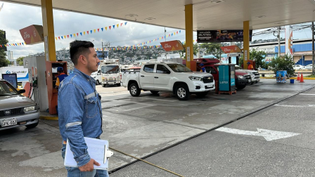 Personal de la Agencia de Regulación y Control de Hidrocarburos verifica abastecimiento de diésel en gasolineras de Guayas.