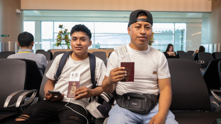 Agricultores ecuatorianos en aeropuerto hacia España programa migración circular 2026