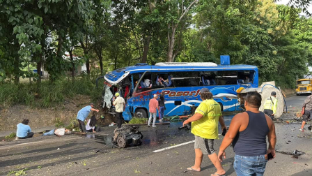 Un tanquero chocó contra un camión en la vía a la Costa