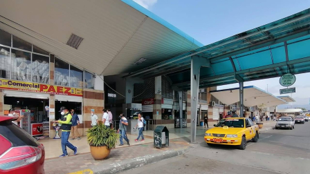 Mujer fallció mientras esperaba un bus en la terminal terrestre de Portoviejo.