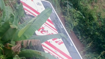 Un bus de pasajeros cayó al abismo en la vía CHone - Manabí.