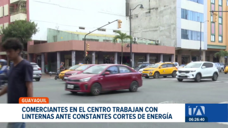 Fallas técnicas en la red mantienen a oscuras a varios barrios del norte y centro de Guayaquil. Un reportaje de Camila Guevara