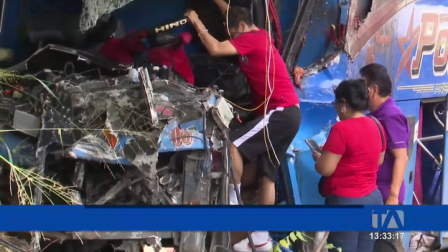 El grave siniestro involucró a una unidad de la cooperativa Posorja; equipos de emergencia trabajaron en el lugar para rescatar a las decenas de afectados tras la fuerte colisión.