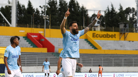 Jugadores de Universidad Católica en partido frente a Libertad por la fecha 9 de la LigaEcuabet.