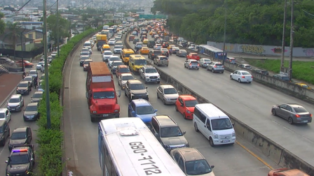 Toma aérea del congestionamiento vehicular en la av. del Bombero, sentido vía a la Costa, por trabajos de una grúa privada, este 23 de abril de 2026.