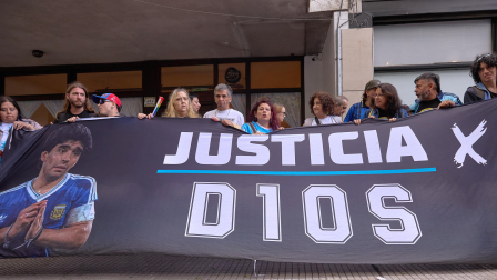 Simpatizantes de Diego Armando Maradona, se manifiestan afuera del tribunal de San Isidro en Buenos Aires (Argentina).