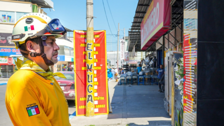 Ismael Villegas, presidente de Topos Adrenalina de México, recorrió Manta, provincia de Manabí, 10 años después del terremoto del 16 de abril de 2016.