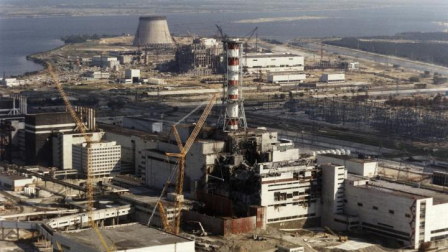 Foto del 1 de octubre de 1986 de cómo lucía el reactor número 4 de la central nuclear de Chernóbil.