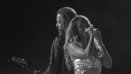 Karol G junto al vocalista de la banga Cigarettes After Sex, Greg González en el festival Coachella.