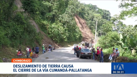 Más de 40 horas de paralización se registran en esta importante vía que conecta la Sierra con la Costa. Un deslizamiento en el cerro impide el paso de vehículos. Un reportaje de Mercedes Chávez