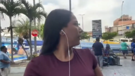 Transmisión en vivo de periodista deportiva capta un robo en los exteriores del estadio Capwell de Guayaquil, el 24 de abril de 2026.