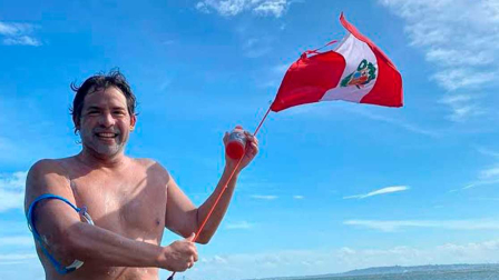 Gustavo Lores se enfrentó a las gélidas aguas del Lago Titicaca, nadando 24 kilómetros para lograr conquistar el Récord Guinness, desafiando no solo la distancia, sino las condiciones extremas.