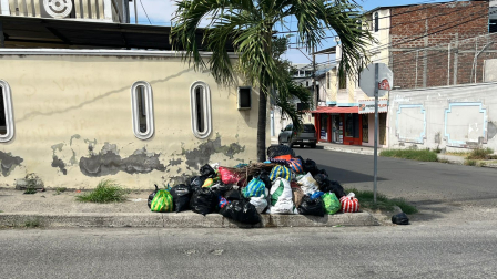 Las calles de Manta llevan varios días llenas de basura por una paralización de obreros, encargados de la recolección de desechos.