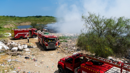 Bomberos de tres cantones trabajan en extingir el incendio en el botadero de basura de Santa Elena.
