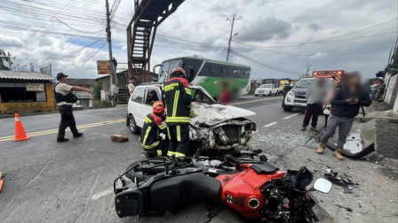 Un vehículo y una motocicleta chocaron en la vía E35, en Amaguaña.