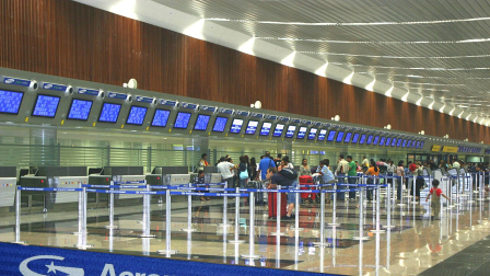 Movimiento de pasajeros en el aeropuerto internacional "José Joaquín de Olmedo" de Guayaquil.