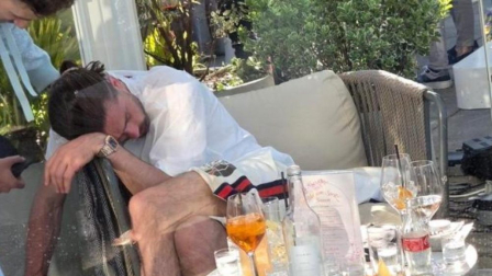 Jack Grealish, jugador del Everton, domindo en un bar de Inglaterra