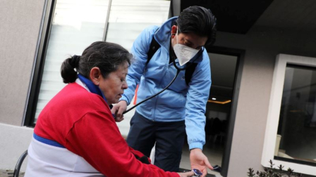 Profesionales de la salud atienden a personas de Quito de manera gratuita.