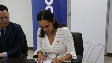 La ministra de Ambiente y Energía, Inés Manzano, durante la firma de contrato de la megamina Cangrejos.