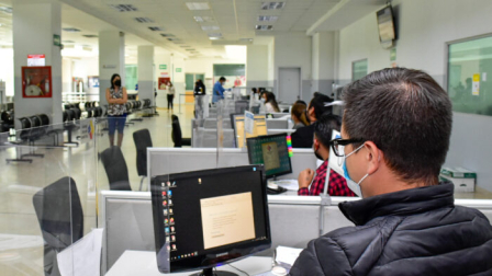 Funcionarios de la ANT en oficinas.