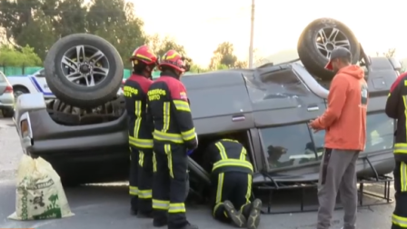 Bomberos de Quito acudieron a atender una emergencia registrada en el redondel de San Antonio de Pichincha.