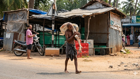 Un hombre llevó los restos de su hermana al banco para retirar su dinero.