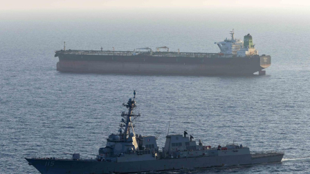 El destructor de misiles guiados USS Rafael Peralta (DDG 115) hace cumplir el bloqueo estadounidense de los puertos iraníes contra el M/T Stream después de que intentara navegar hacia un puerto iraní, el pasado 26 de abril.