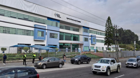 Vista lateral de la Agencia Nacional de Tránsito en Quito.