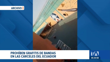 El Gobierno emitió un decreto para eliminar las marcas y logotipos de bandas que durante años cubrieron las paredes de las cárceles del país. Un reportaje de Catalina García