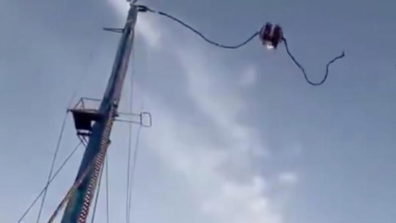 Un juego mecánica sufrió un desperpecto en la feria de Sevilla.