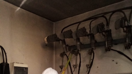 Personal de la Empresa Eléctrica Quito trabajan en la reparación y reposición de los cables.