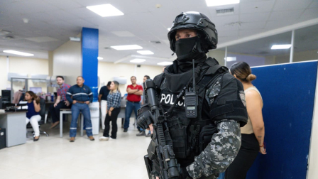 Momento de los allanamientos a las oficinas de comercializacion de CNEL, ubicadas en el ECU911 de Samborondón, en Guayas.