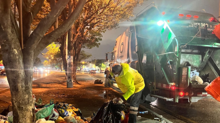Un camión de Urvaseo recoge la basura en un punto del centro de Guayaquil.