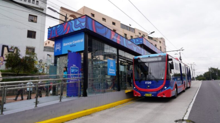 Bus articulado del Trolebús en la parada Banco Central.