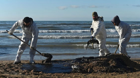 Voluntarios trabajan para limpiar el petróleo pesado derramado en la costa del pueblo ruso de Vityazevo, cerca del balneario de Anapa en el mar Negro, el 20 de diciembre.