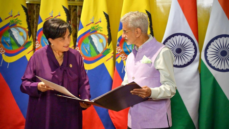 La Canciller de Ecuador, Gabriela Sommerfeld, con su homólogo de India.