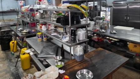 Arcsa clausuró un restaurante en Guayaquil por graves problemas de insalubridad en la cocina.